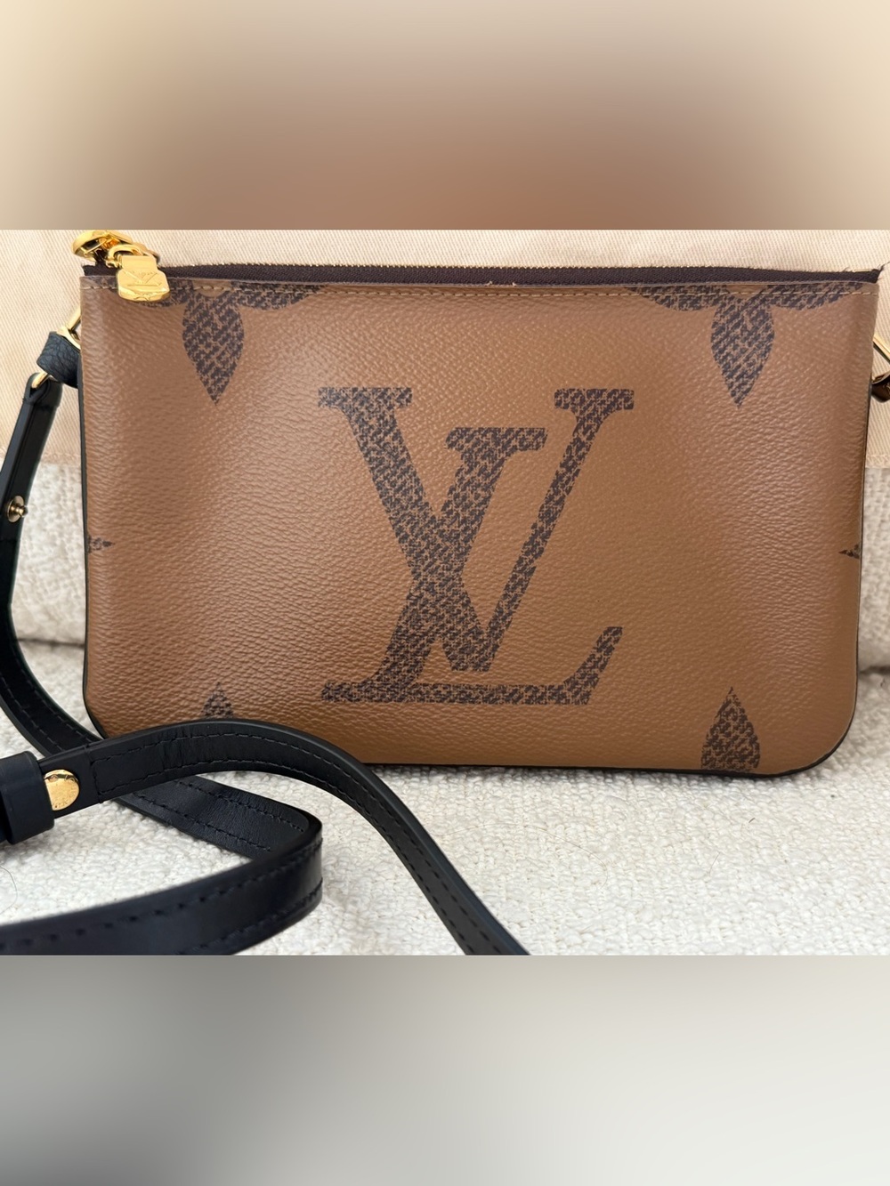 LOUIS VUITTON Reverse Monogram Giant Double Zip Pochette - Crossbody Handbag